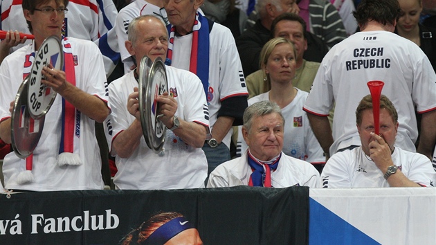 LOMOZ NA TRIBUNÁCH. �e�tí fanou�ci dokázali p�i fedcupovém utkání v Ostrav�...