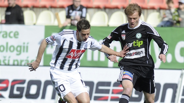 ZASTAVÍM T�. Michal Klesa z �eských Bud�jovic (vlevo) atakuje p�íbramského