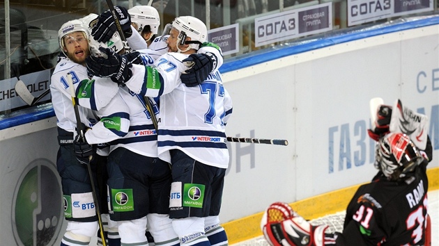 Hokejisté Dynama Moskva se radují z gólu v utkání proti Omsku. 