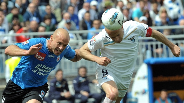 HLAVA VEDLE HLAVY. Tommaso Rocchi (vpravo) z Lazia �ím hlavi�kuje, stíhá ho