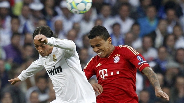 HRÁTKY VE VDZUCHU. Luiz Gustavo z Bayernu (vpravo) atakuje Mesuta Özila z Realu...