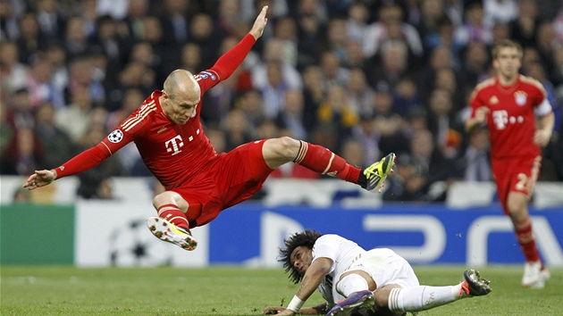 ROZNOKA. Arjen Robben z Bayernu Mnichov pedvádí efektní íslo, ze zem...