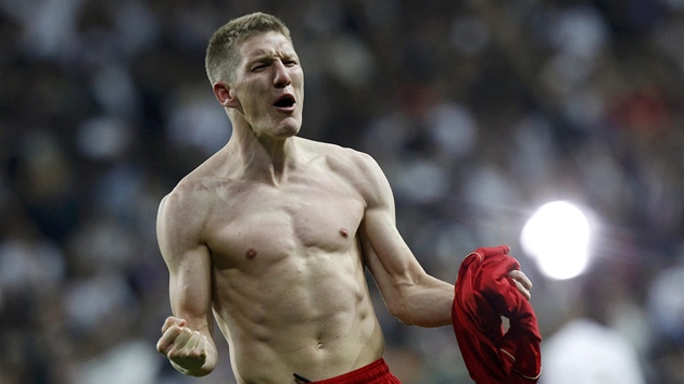 ST�ELEC ROZHODUJÍCÍHO GÓLU. Bastian Schweinsteiger z Bayernu Mnichov uzav�el...