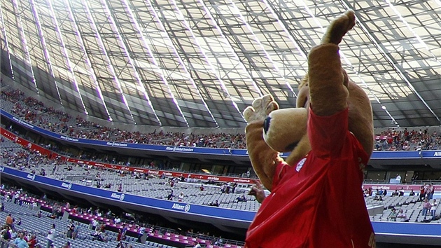 DLÁ SHOW. Maskot fotbalist Bayernu Mnichov mává divák, kteí ped zápasem