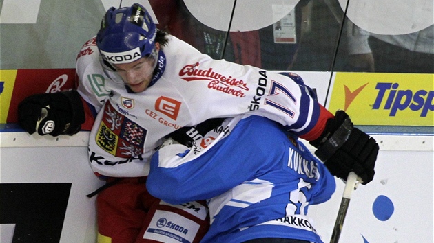A PRÁSK! Finský hokejista Lasse Kukkonen (v modrém) tlaí eského útoníka