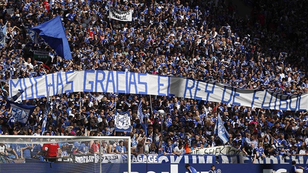 DKUJEME. Fanouci Schalke se rozlouili se panlským útoníkem Raúlem....