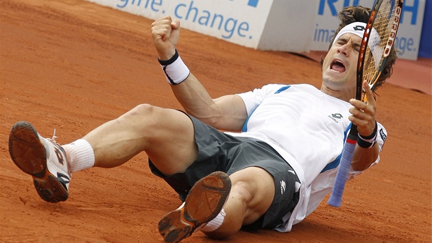 VYHRL. panlsk tenista David Ferrer slav vtzstv v semifinle na turnaji v Barcelon.