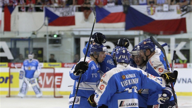 FINSKÁ RADOST. Finští hokejisté se radují ze vstřeleného gólu.