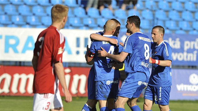 RADOST A SMUTEK. Zatímco fotbalisté Baníku Ostrava se radují z gólu, ikovský