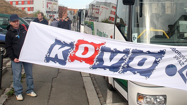 Odborái z Plzn odjídjí na demonstraci do Prahy.