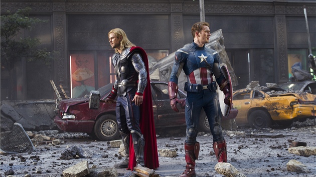 Kapitán Amerika a Thor stojí spolen na bojiti.
