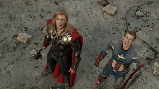 Kapitán Amerika a Thor stojí spole�n� na boji�ti.
