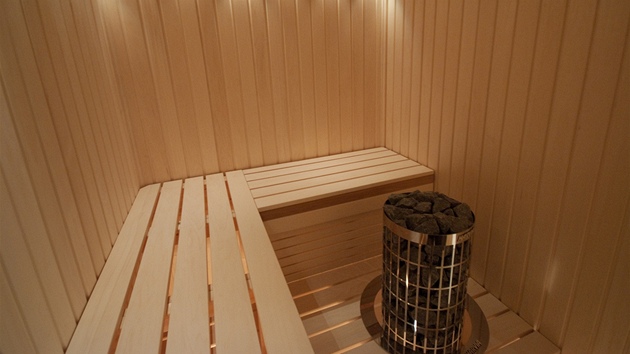 Do sauny se pohodln vejdou i dva lid.