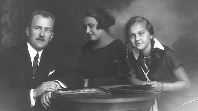Zita Kabátová s rodiči, otec Beno Kabát byl architekt.
