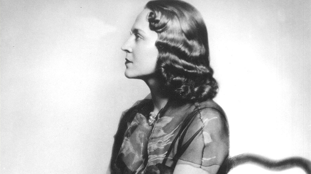 Svou první filmovou roli dostala v roce 1936 ve filmu Světlo jeho očí.