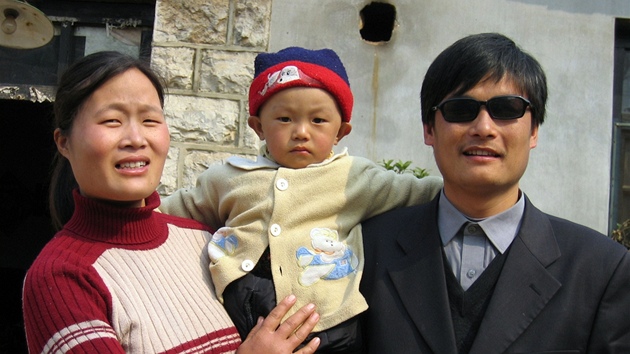 Slepý ínský aktivista chen Kuang-cheng na snímku z bezna 2005 s manelkou a