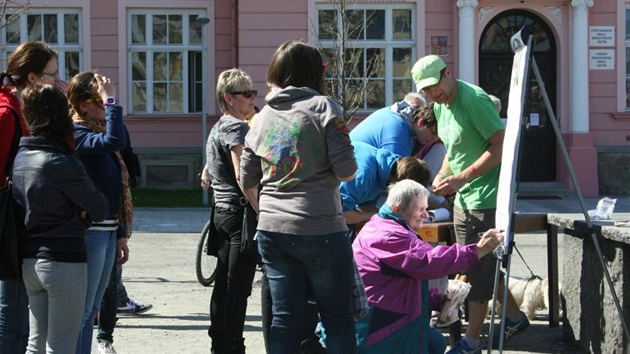 Obyvatel Vsetna podepisuj oteven dopis veden msta bhem protestu s nzvem Osvobote nmst Svobody.