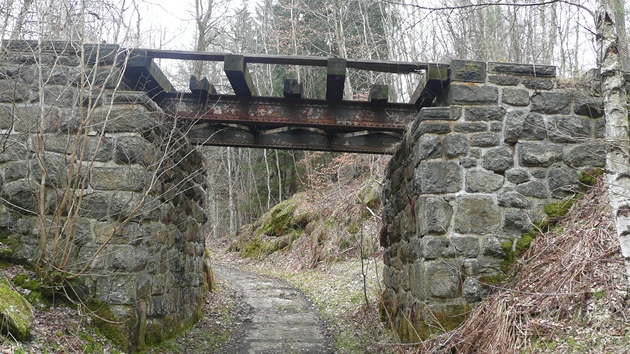 Pohled na msto na eleznin trati z Lokte do Hornho Slavkova, kde zlodji ukradli desetitunov most.