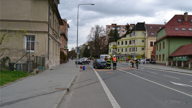 Policejní vz vyjel po sráce s renaultem mimo silnici, narazil do dopravní