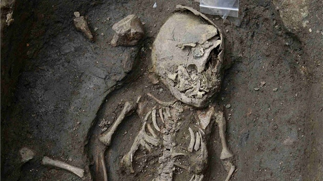 Hrob z 12. století objevený pi archeologických vykopávkách na olomouckém