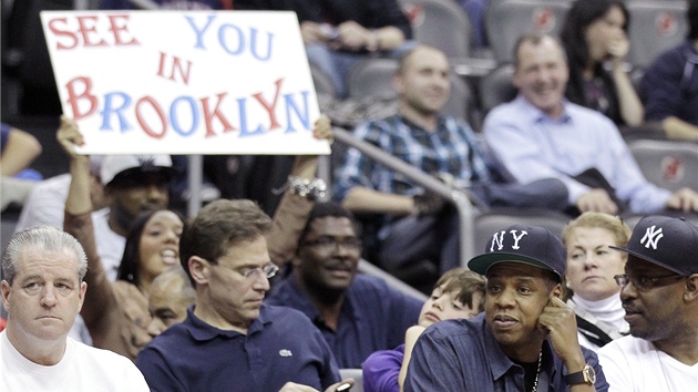 NA VIDNOU V BROOKLYNU. Nkteí fanouci New Jersey Nets se na sthování do