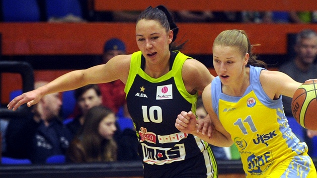 Kate�ina Elhotová z USK Praha utíká Barbo�e Ka�párkové z Frisca Brno.