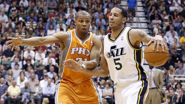 Devin Harris z Utahu uniká Sebastianu Telfairovi z Phoenixu.