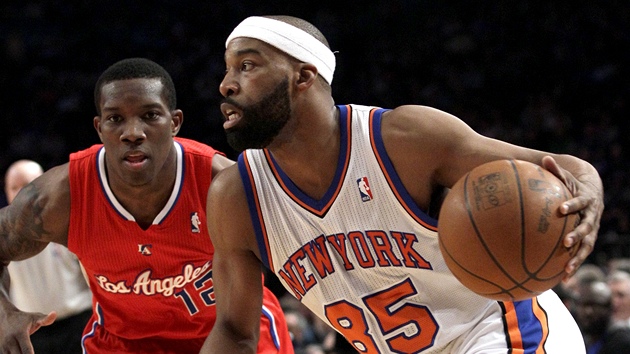 Baron Davis z New Yorku uniká Ericu Bledsoeovi z LA Clippers.