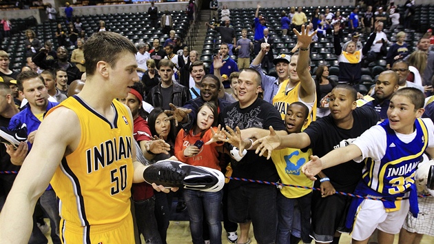 Tyler Hansbrough rozdává boty malým fanoukm Indiany Pacers.