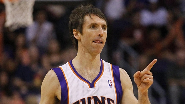 Kanadský rozehráva Steve Nash se se spoluhrái z Phoenixu Suns dovedl vyhovt,...