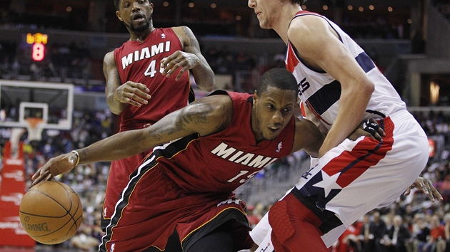 Mario Chalmers z Miami uniká Janu Veselému z Washingtonu.