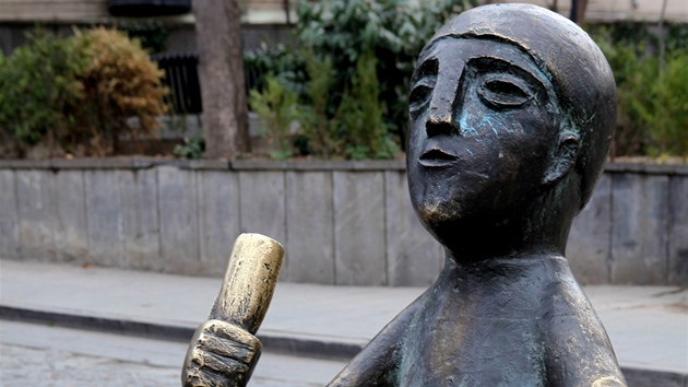 Socha pijáka vína v centru Tbilisi je zvětšenou kopií starobylé sošky.