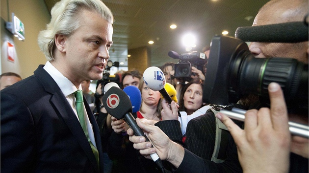 Geert Wilders mluví k novinám poté, co opustil jednání vlády o úsporách (21.