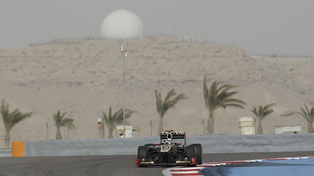 POUTNÍ ZÁVOD. Kimi Räikkönen bhem závodu F1 v Bahrajnu.