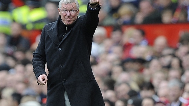 NO TAK, MAKEJTE! Alex Ferguson kouuje fotbalisty Manchesteru United bhem zpasu s Evertonem.