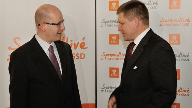 P�edseda �SSD Bohuslav Sobotka a slovenský premiér Robert Fico p�ed novým