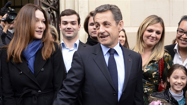 Nicolas Sarkozy a jeho manelka Carla bhem prvního kola prezidentských voleb...