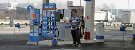 erpac stanice Servito v Itlii nabz benzin v pepotu za 46 korun.