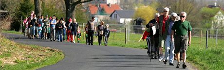 Odprci obchvatu proti stavb protestovali u loni dubnu. Vyrazili na pochod.