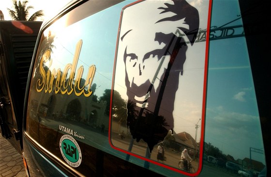 Obrázek Usámy bin Ládina na okn auta v Indonésii. Ilustraní snímek