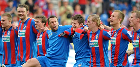 Plzetí fotbalisté se radují z výhry 3:0 nad Slavií.