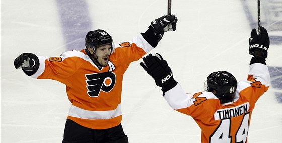 Danny Briere (vlevo) a Kimmo Timonen slaví vítzný gól Philadelphie v prvním