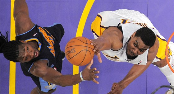 Andrew Bynum z LA Lakers zastavuje Kennetha Farieda z Denveru.