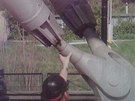 Technik prohlí�í nosnou konstrukci evakuovaného domu v pra�ských Hole�ovicích.