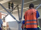 D�lníci u nosné konstrukce, která se za�ala ohýbat a �ást rezidence Prague