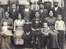 Typický „rodinný“ snímek z válečných let dobře ilustruje, že se české země