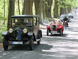 Pehlídka veterán a jízda zrunosti spojená s vyjíkou na hrad Helftýn.