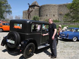 Pehlídka veterán a jízda zrunosti spojená s vyjíkou na hrad Helftýn.