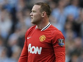 TAK ODPÍSKÁ FAUL, NEBO NE? Wayne Rooney, útoník Manchesteru United, vyítav