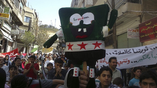 Protesty proti Asadov reimu v severosyrskm Idlbu (20. dubna 2012)